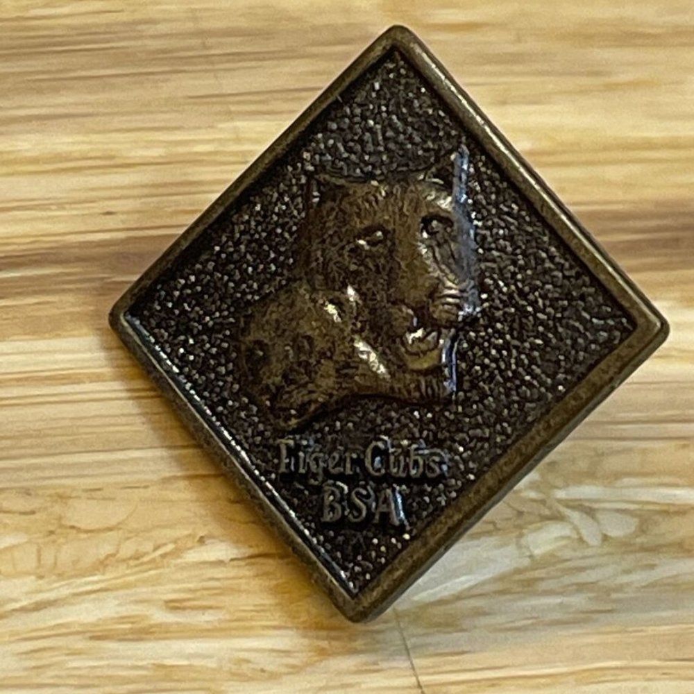 VINTAGE Tiger Cubs Scouts BSA Boy Scouts of America Brass Tone Lapel Pin